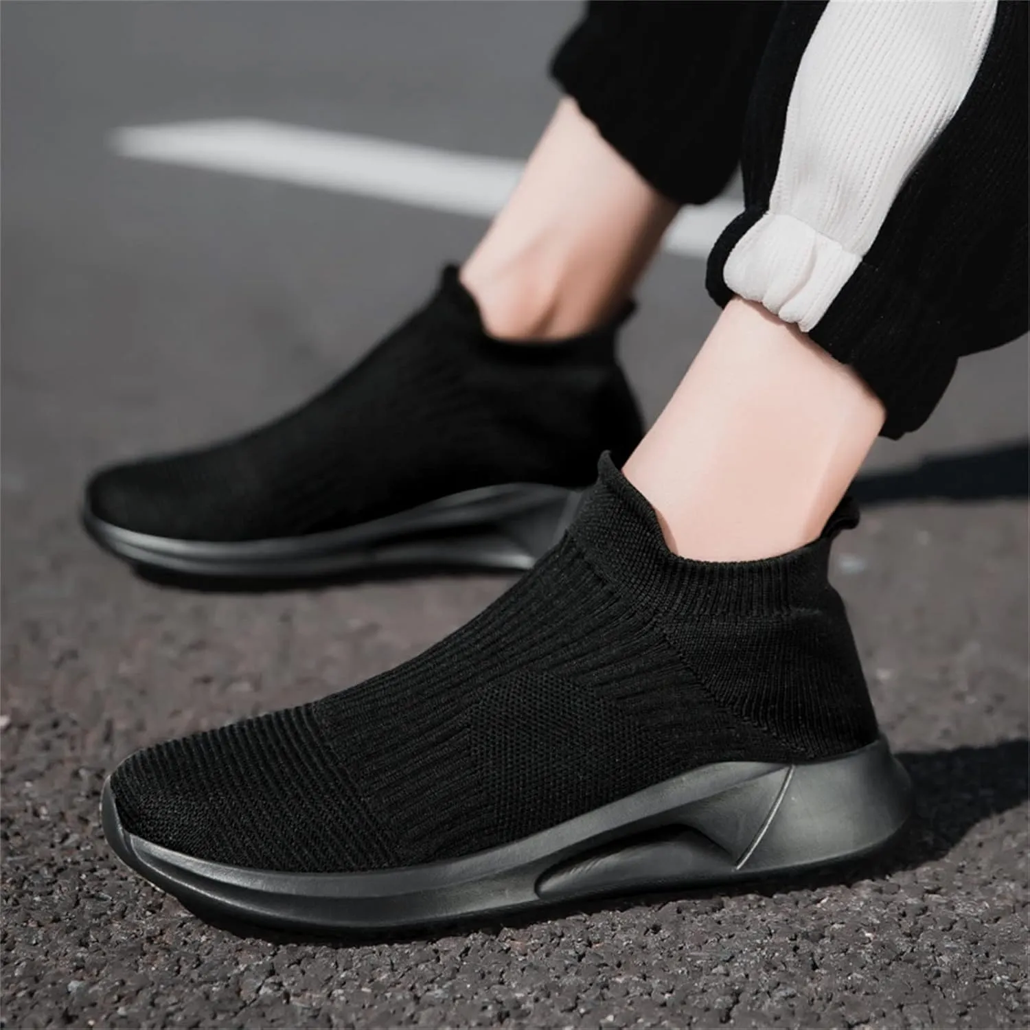 Fashion Spring and Summer Men Sports Shoes Flat Bottom Lightweight Slip On Fly Woven Mesh Mens Sneaker Socks No Show